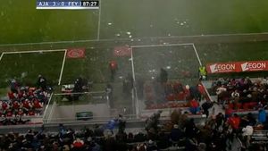 Momente de panică pe ArenA!** Stadionul pe care se va juca Ajax - Steaua a CEDAT în fața naturii! Rezervele au fugit în teren când au văzut ce se întâmplă