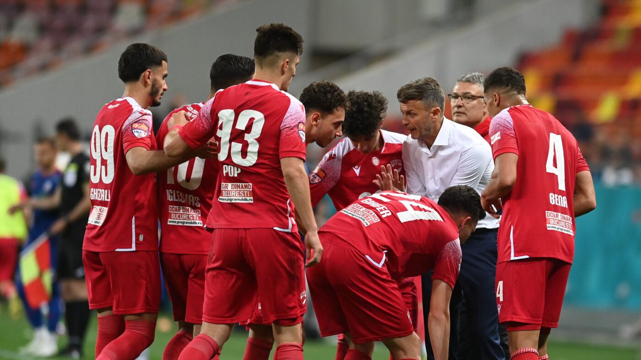 Curaj vecin cu nebunia! Jucătorul lui Dinamo a îmbrăcat tricoul cu DDB și s-a așezat în mijlocul fanilor rivalei FCSB la derby | FOTO