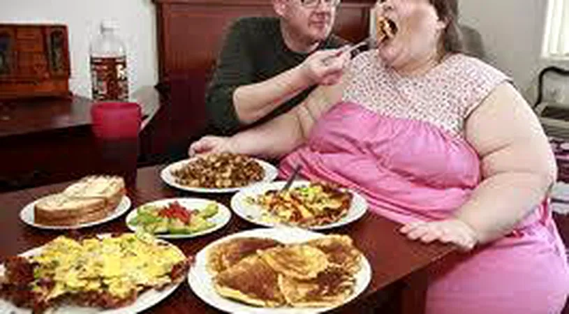 FOTO Mănâncă zilnic 30.000 de calorii cu un scop declarat: să devină cea mai grasă femeie din lume