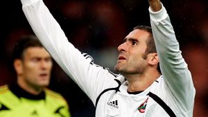 Atenție Gigi!Lucarelli este comunist!