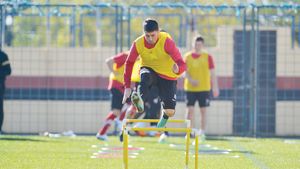 Liderul "haitei", doborât de stomac!** Dănciulescu a stins răscoala din vestiar, dar a ieșit din antrenament din cauza unei indigestii