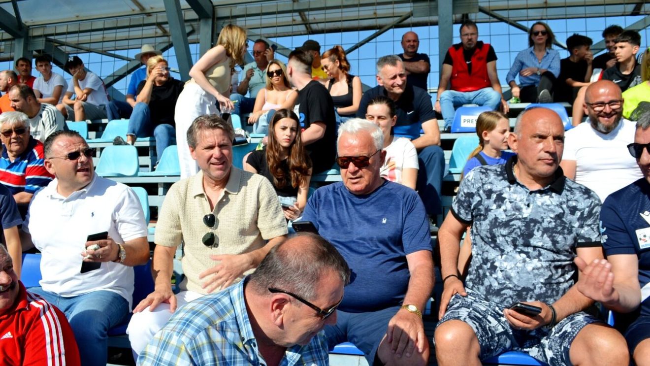 Evenimentul anului și asistență record în comuna unde joacă doi foști campioni ai României! „Generația de Aur”, luată pe sus de sute de oameni la un meci de neuitat: „Nici nu se mai uitau la meci! Toată lumea era înnebunită după Prunea și Răducioiu”. EXCLUSIV