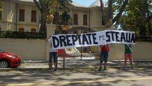 FOTO | Protest în tot Bucureștiul. Fanii Stelei au afișat bannere și în fața porții lui Gigi Becali: "Dreptate pentru Steaua"