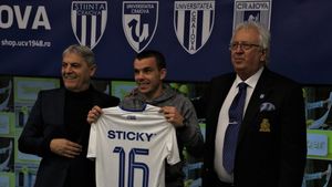 Imagini fabuloase cu Dan Nistor! Fostul căpitan al echipei Dinamo cântă din suflet imnul Craiovei. VIDEO