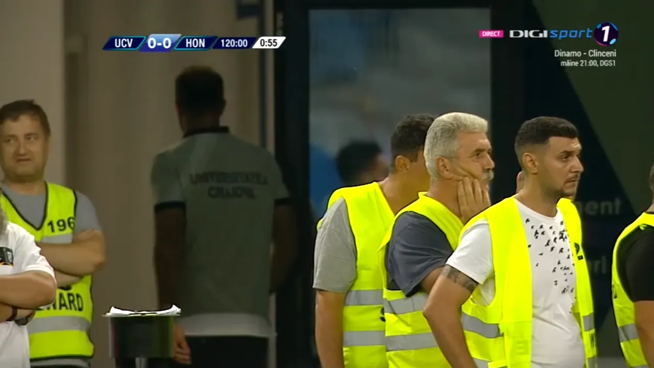 N-a mai rezistat! FOTO | Ce a făcut antrenorul Craiovei, Corneliu Papură, după ce arbitrul a căzut pe gazon