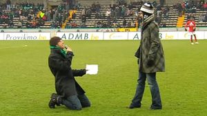 Cea mai tristă poveste de pe un stadion! A cerut-o în căsătorie, dar a primit un refuz de coșmar! VIDEO** Reacția INCREDIBILĂ‚ a tinerei!