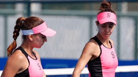 Mihaela Buzărnescu nu pleacă de la Madrid. După eșecul de la simplu, s-a calificat în optimile de finală în proba de dublu, alături de Irina Bara