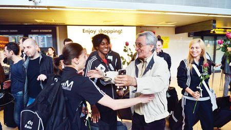 Adio, Vâlcea: două handbaliste importante au anunțat că nu mai continuă la Oltchim! **Fetele au revenit în România! Cum au fost întâmpinate pe aeroport