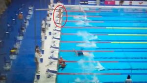 Gestul săptămânii în sport vine de la un înotător spaniol. VIDEO | Ce a decis să facă în momentul în care adversarii săi au plonjat în bazin 