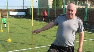 „La FRF e dictatură. Burleanu e din același film cu Mircea Sandu. S-au schimbat doar actorii. Când prinzi ciolanul, nu-i mai dai drumul”. Florin Axinia realizează o radiografie dură a fotbalului românesc și e revoltat de modul în care se constituie loturile naționale de juniori: „Am văzut cum se fac selecțiile prin țară” | FOTO&VIDEO EXCLUSIV