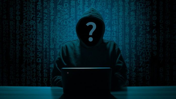 Fotbalistul de 29 de ani, arestat în București, după ce a devenit hacker și a „prăduit” 10.000.000 de euro! Spărgea conturi de whatsapp și avea peste 55 de cărți de identitate false: ce a promis la PRO TV