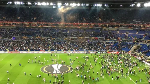 Nebunie la Lyon! Fanii lui Beșiktaș au creat HAOS și startul meciului a fost amânat. FOTO și VIDEO | Suporterii francezi au invadat terenul pentru a scăpa de furia turcilor