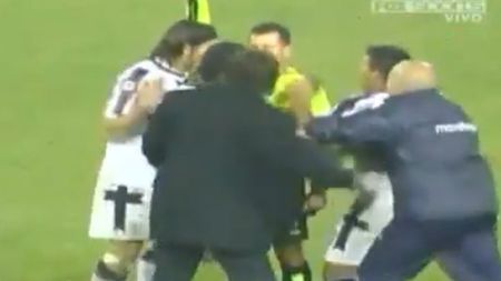 VIDEO **Un arbitru a fost salvat de forțele de ordine din "ghearele" jucătorilor