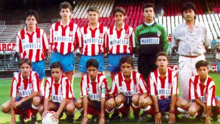 Provocare!** În imagine se află unul dintre ce mai mari jucători din istoria fotbalului!** Cine e? :)