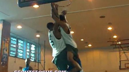 VIDEO SPECTACOL** Coș din dublu slam-dunk!