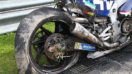 VIDEO | Pilotul MotoGP care a căzut la 290 km/h a fost supus unei forțe de 29,9 g. Airbagul combinezonului l-a salvat de la tragedie
