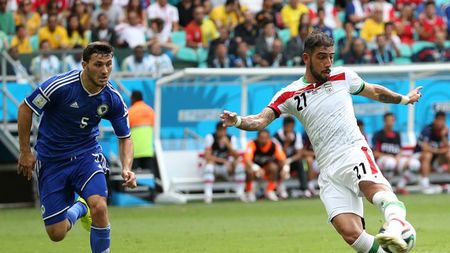 L-a ratat pe Xavi, dar a convins un alt jucător de Mondiale. Dan Petrescu transferă din Anglia