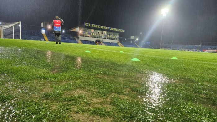 Breaking News! Cod portocaliu: Slobozia – Dinamo e la un pas să se amâne! UPDATE. Imagini din „Evul Mediu” în Superliga!