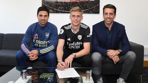 Portarul islandez Alex Runarsson a ajuns la Arsenal înaintea meciului cu România, din barajul pentru Euro! Mikel Arteta este încântat: „Așteptăm cu nerăbdare să-l vedem!” | VIDEO