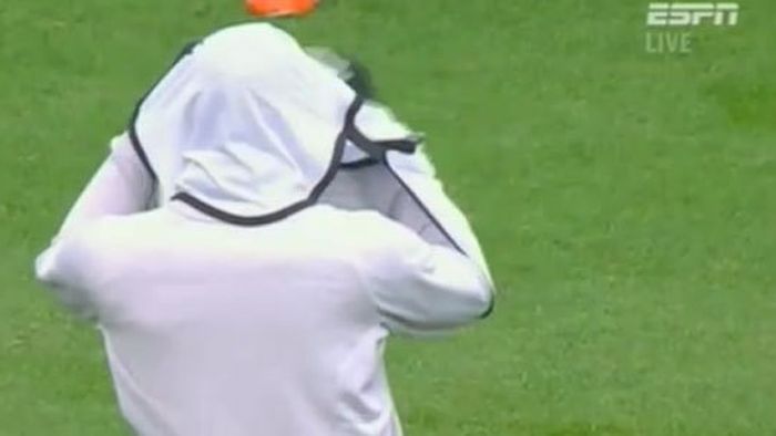 Au fugit de minge ca dracu' de tămâie și Balotelli, luptă corp la corp cu o vestă! :)) VIDEO** TOP 10 cele mai amuzante clipe din 2011