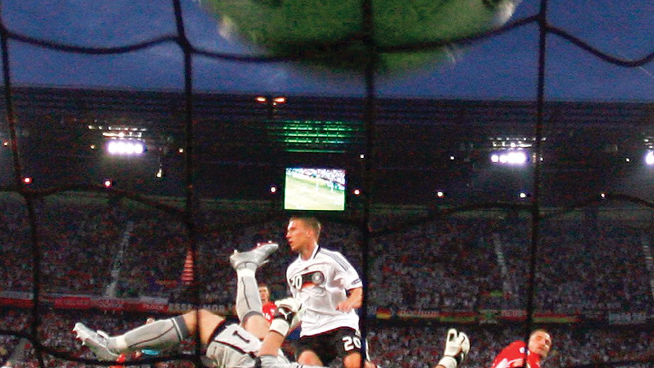 Podolski și-a îngenuncheat țara de origine