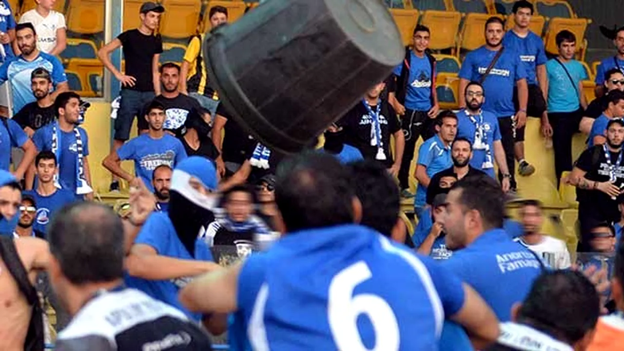 VIDEO | Fotbal sau război? Scene incredibile la un meci din Cipru: jucătorii s-au luat la bătaie cu fanii în stadion