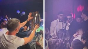 FCSB, petrecere cu lăutari până în zori. Imaginile momentului: ce dedicații a dat Florinel Coman la manele și cum a dansat Meme Stoica plin de energie, cu trofeul în mână. VIDEO