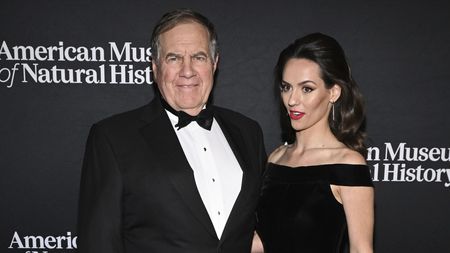 Milionarul de 72 de ani nu mai are nicio jenă şi se afişează peste tot cu iubita lui care are 24 de ani