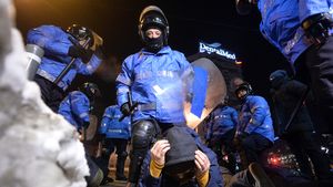 EXCLUSIV | Cine e jandarmul în civil bătut de colegii lui în Piața Victoriei. Legăturile cu galeriile echipelor bucureștene: "Nu era acolo întâmplător, era plasat între băieții de la Dinamo". Bărbatul a fost spitalizat

