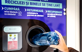 Gunoiul unora, comoara altora. Cât câștigă, zilnic, un român care adună PET-uri reciclabile din coșurile de gunoi