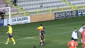 VIDEO Mai lipsea doar să-și paseze singur la gol!** Un atacant spaniol a avut o prestație rară: a marcat și a apărat 11 m