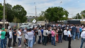 Revoltător! Bișnițarii au vândut tichete de parking înainte de Steaua - Tbilisi, chiar sub ochii poliției! Culmea: erau invitații eliberate de club