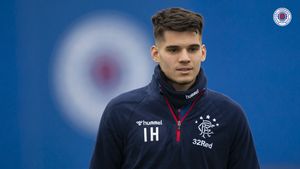 Ianis Hagi, primul antrenament pe „Ibrox Park”. Fanii scoțieni au venit să-l vadă chiar dacă la sosirea în Scoția l-au criticat |  VIDEO & FOTO