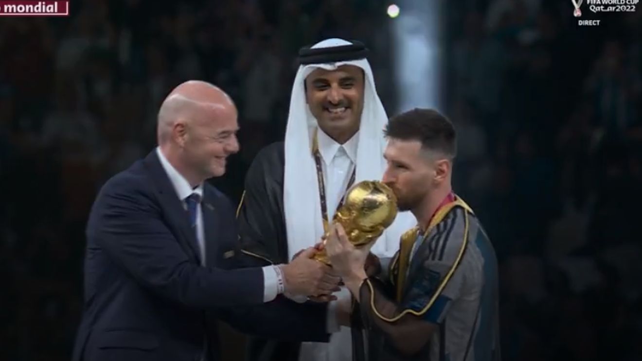 Imaginea istorică pe care o lume întreagă aștepta să o vadă: Leo Messi ridică trofeul Cupei Mondiale și rezolvă pentru totdeauna duelul său cu rivalul Cristiano Ronaldo!