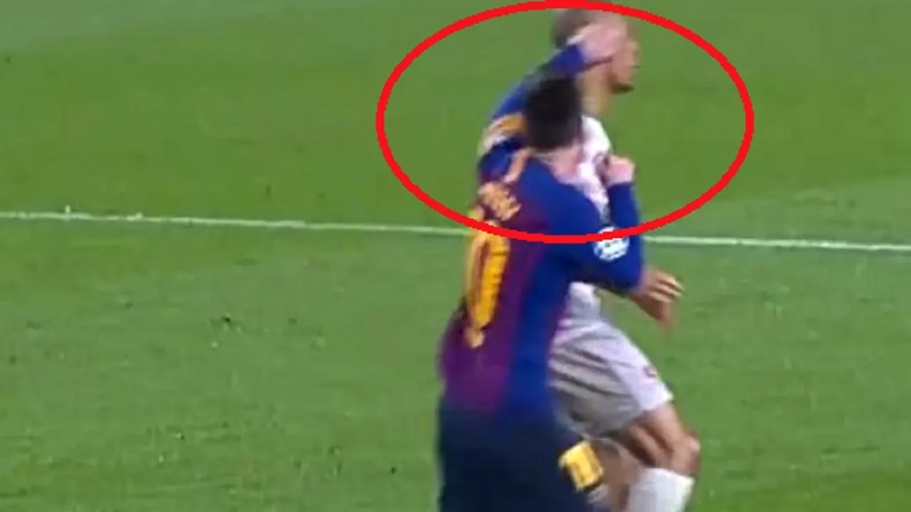 Ce nu s-a văzut la TV. VIDEO | Messi putea fi eliminat înainte să marcheze din lovitură liberă în Liverpool - Barcelona 3-0. Fanii 