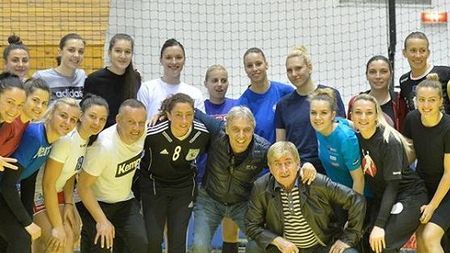 "Maximii" Cârțu și Beldeanu, lângă fetele care pot scrie istorie pentru Craiova. Mesajul pentru handbalistele de la SCM: "V-ați dovedit mai tari decât bărbații!". Meciul cu Kastamonu se poate vedea și pe noul "Oblemenco"