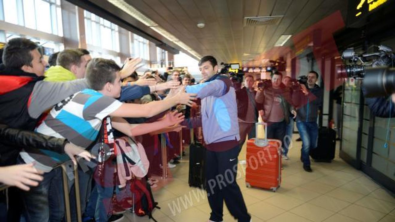 Primiți ca niște adevărați campioni! FOTO Steliștii, așteptați de fani la aeroport. "Ne-am atins limitele!"