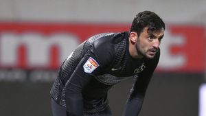 Clauza care îl scoate din lot pe Cătălin Straton la derby-urile cu Dinamo! Cât trebuie să plătească FCSB dacă-l folosește pe fostul goalkeeper al dinamoviștilor