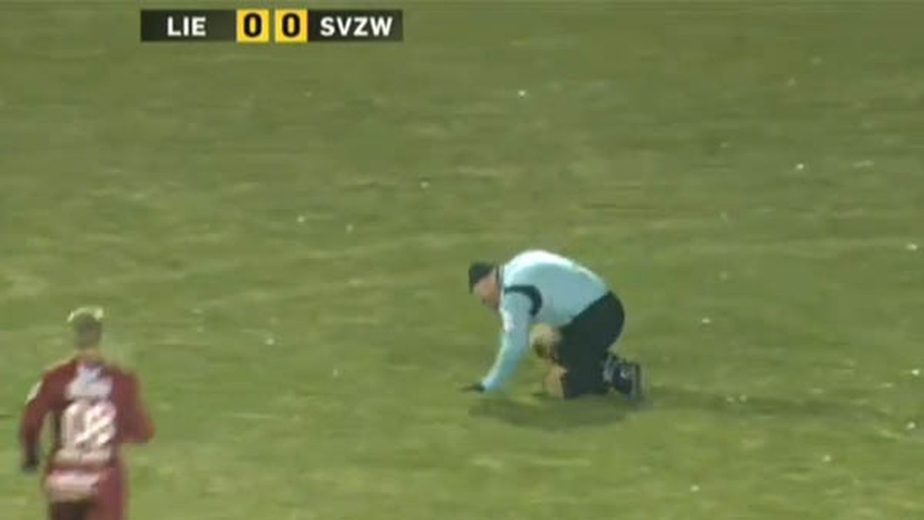 VIDEO** Cea mai hilară simulare din fotbal nu vine de la un jucător! VEZI faza care a stârnit hohote de râs