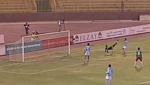 INCREDIBIL! Ce a vrut să facă portarul!? A apărat șutul, dar și-a dat autogol din foarfecă. VIDEO Faza săptămânii