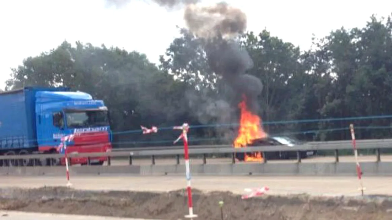 FOTO: Ce se întâmplă când un Lamborghini Gallardo ia foc! Șoseaua de centură a Londrei, blocată pentru mai bine de două ore