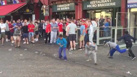 VIDEO | Umilitor! Fanii englezi și-au bătut joc de mai mulți copii romi din Franța. Cum i-au pus să se "bată" pentru bani