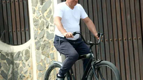 Victor Becali, apariție surprinzătoare: în papuci, pe bicicletă și cu un look de carantină pe străzile din Pipera! FOTO EXCLUSIV