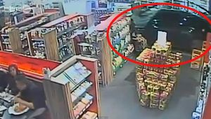 Nu a mai găsit frâna! VIDEO  Un fotbalist s-a urcat rupt de beat la volan și a făcut praf o benzinărie!Nu e Balotelli :)