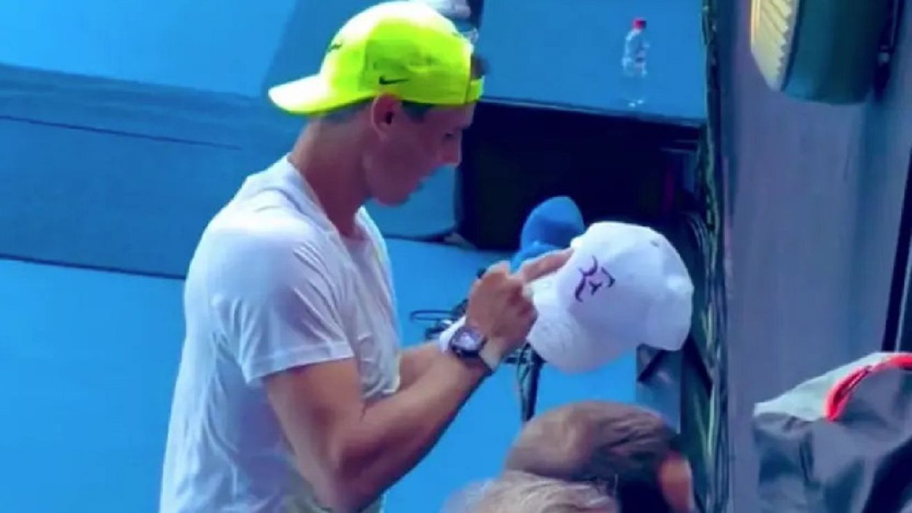 Cum a reacționat Rafael Nadal când i s-a cerut autograf pe o șapcă marca Roger Federer! Spaniolul, pus în fața unei situații neașteptate înainte de Australian Open | FOTO