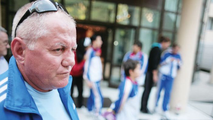 Șofer de lux și antrenor pentru campioanele din box! Adrian Lăcătuș a adunat deja peste 10.000 de kilometri la volanul microbuzului alături de pugiliste | SPECIAL
