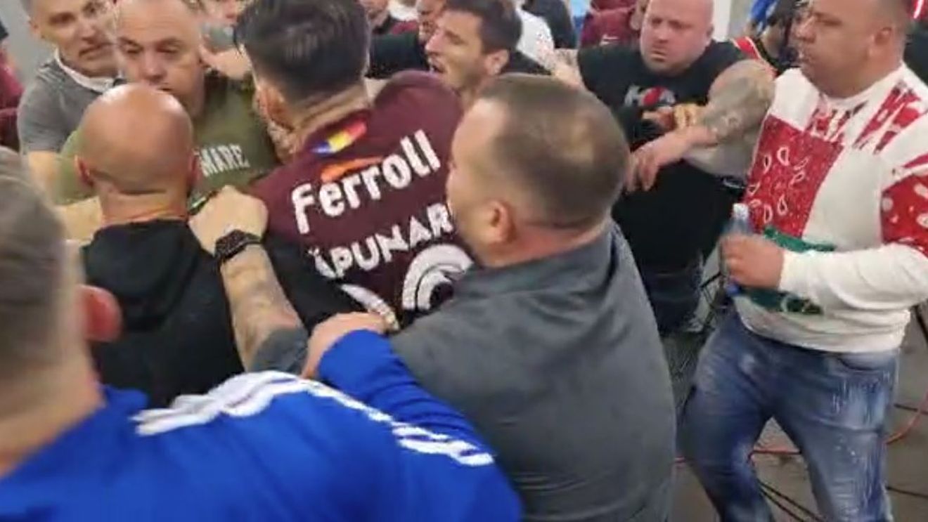 Imagini cu scandalul monstru de la vestiare de la finalul meciului FC U Craiova - Rapid: Cristi Săpunaru e ținut cu greu să nu sară la bătaie, într-un potop de înjurături! | VIDEO EXCLUSIV