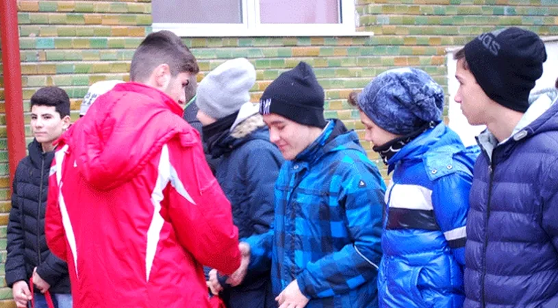 Tinerii jucători ai lui FC Olt** au dăruit cadouri juniorilor clubului slătinean