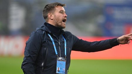 Dialog misterios între Mihai Pintilii şi Sebastian Colțescu, pentru care antrenorul FCSB a fost dat afară! Elias Charalambous a auzit totul, cu siguranță, dar nu a vrut să spună decât atât: "I-a cerut asta"