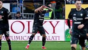 Prima reacție a lui Florinel Coman după ce a dat un gol superb la debutul în Serie A! Fotbalistul a vorbit în limba română, chiar pe gazon, la finalul meciului Cagliari - Parma 2-1